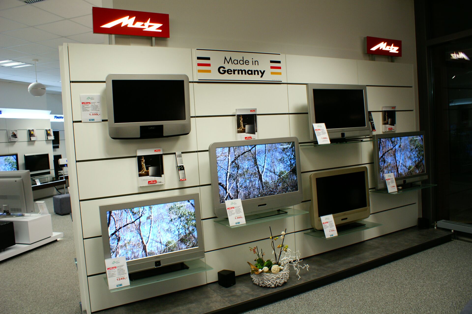 Viele Fernseher verschiedener Marken und Größen sind in einem Fachgeschäft für Unterhaltungselektronik ausgestellt