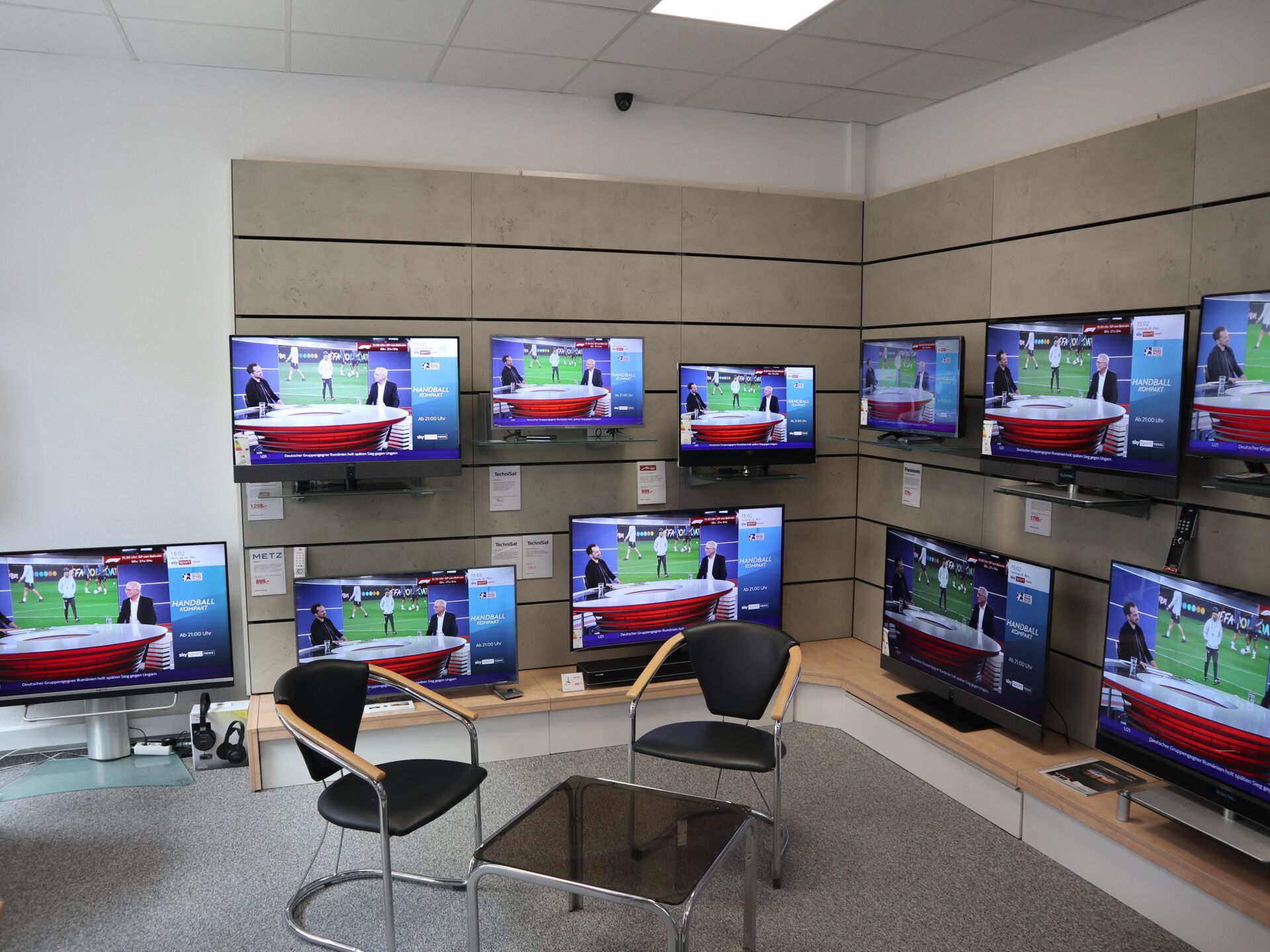 Viele Fernseher verschiedener Marken und Größen sind in einem Fachgeschäft für Unterhaltungselektronik ausgestellt.